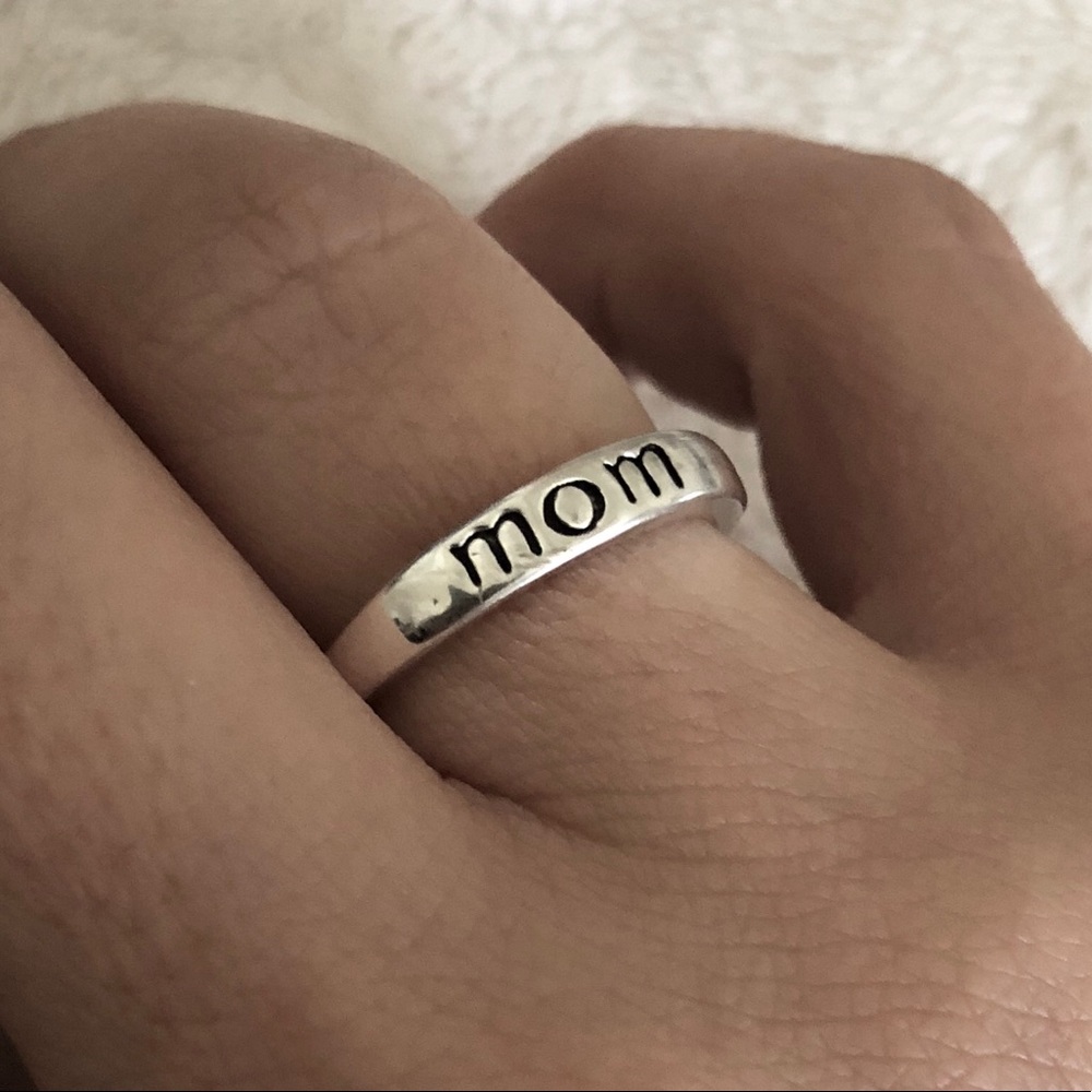 Beautiful new “mom” silver engraved ring sz 6